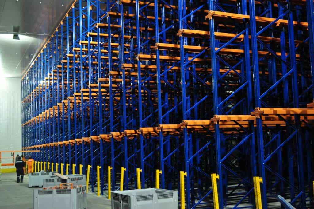 dirigir em estantes de armazém - iWarehousing