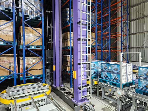 warehouse storage system controlled by automatic system